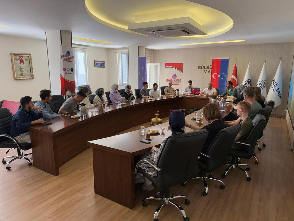 GENÇLER İÇİN AKTİF VATANDAŞLIK KILAVUZU